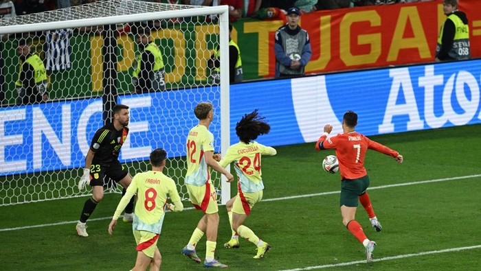Soccer Football - Nations League - Final - Portugal v Spain - Allianz Arena, Munich, Germany - June 8, 2025 Portugal's Cristiano Ronaldo scores their second goal past Spain's Unai Simon REUTERS/Annegret Hilse