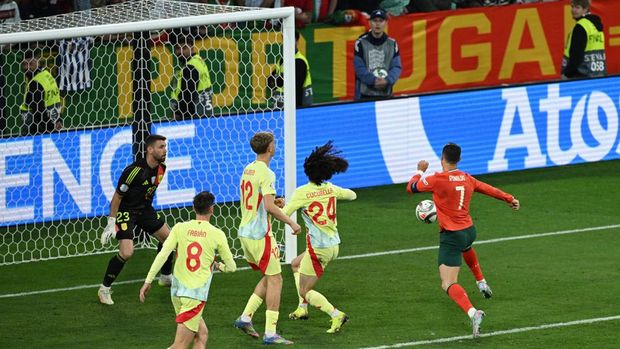 Soccer Football - Nations League - Final - Portugal v Spain - Allianz Arena, Munich, Germany - June 8, 2025 Portugal's Cristiano Ronaldo scores their second goal past Spain's Unai Simon REUTERS/Annegret Hilse