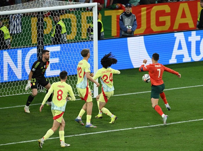 Soccer Football - Nations League - Final - Portugal v Spain - Allianz Arena, Munich, Germany - June 8, 2025 Portugal's Cristiano Ronaldo scores their second goal past Spain's Unai Simon REUTERS/Annegret Hilse