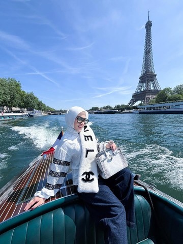 Potret Syahrini Cetar Membahana dengan Latar Menara Eiffel