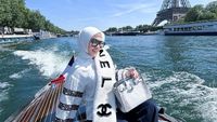 Potret Syahrini Cetar Membahana dengan Latar Menara Eiffel