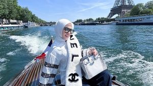 Potret Syahrini Cetar Membahana dengan Latar Menara Eiffel