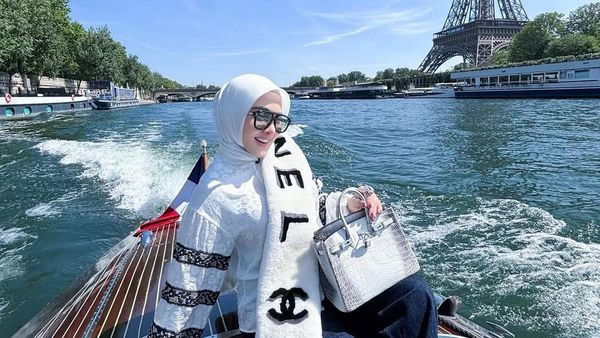 Potret Syahrini Cetar Membahana dengan Latar Menara Eiffel