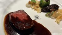 Mewah! Symphony of the Senses Sajikan Foie Grass dan Steak MB8+