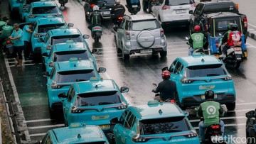 Taksi Listrik Abaikan Larangan Parkir di Stasiun Gambir,