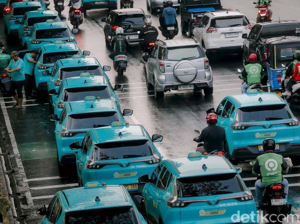 Taksi Listrik Abaikan Larangan Parkir di Stasiun Gambir,