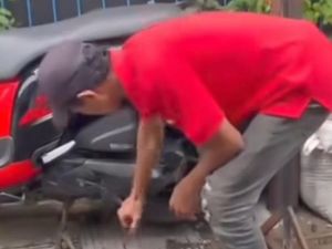 Pria di Makassar Curi Motor Warga Modus Pura-pura Mau Beli Pria di Makassar Curi Motor Warga Modus Pura-pura Mau Beli