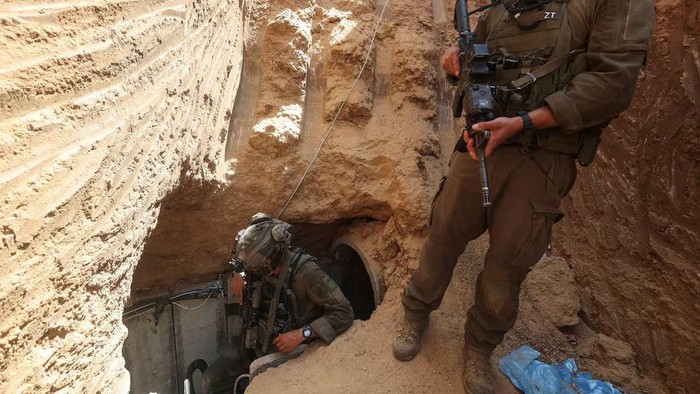 Tentara Israel keluar dari terowongan di bawah RS Eropa di Khan Younis, Gaza, yang diklaim menjadi lokasi tewasnya pemimpin Hamas Mohammed Sinwar Israeli soldiers walk out from a tunnel underneath the European Hospital in Khan Younis at the Gaza Strip, amid the ongoing ground operation of the Israeli army against Palestinian Islamist group Hamas, June 8, 2025. REUTERS/Ronen Zvulun Purchase Licensing Rights