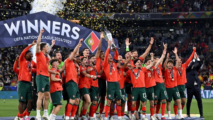 Soccer Football - Nations League - Final - Portugal v Spain - Allianz Arena, Munich, Germany - June 8, 2025 Portugals Cristiano Ronaldo lifts the trophy as he celebrates with teammates after winning the Nations League REUTERS/Angelika Warmuth     TPX IMAGES OF THE DAY