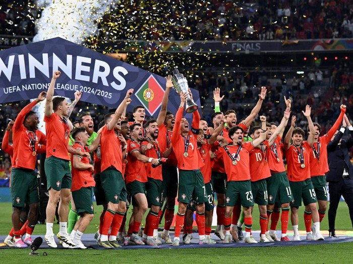 Soccer Football - Nations League - Final - Portugal v Spain - Allianz Arena, Munich, Germany - June 8, 2025 Portugal's Cristiano Ronaldo lifts the trophy as he celebrates with teammates after winning the Nations League REUTERS/Angelika Warmuth     TPX IMAGES OF THE DAY