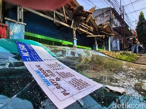 Bus Nyelonong Sendiri hingga Serempet Rumah-Tabrak Pohon di Sukabumi Bus Nyelonong Sendiri hingga Serempet Rumah-Tabrak Pohon di Sukabumi