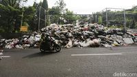 Tumpukan Sampah yang Mengganggu di Jalan Gunung Batu Bandung