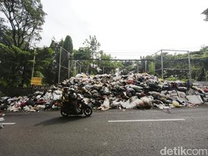 Tumpukan Sampah Menjulang di Jalan Gunung Batu Bandung Tumpukan Sampah Menjulang di Jalan Gunung Batu Bandung