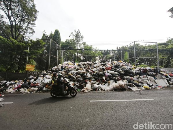Tumpukan Sampah yang Mengganggu di Jalan Gunung Batu Bandung
