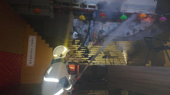 Vihara di Cilincing Jakut Terbakar Gedung vihara di Jalan Cilincing Lama, Cilincing, Jakarta Utara, Senin (9/6/2025), kebakaran. Belasan unit pemadam kebakaran (damkar) dikerahkan untuk memadamkan api.