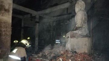 Momen Damkar Padamkan Si Jago Merah di Vihara Cilincing