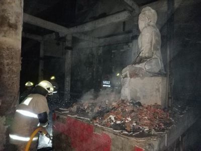 Momen Damkar Padamkan Si Jago Merah di Vihara Cilincing