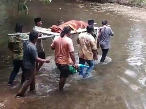 Viral Tradisi Warga Ponorogo Gotong Jenazah Seberangi Sungai Viral Tradisi Warga Ponorogo Gotong Jenazah Seberangi Sungai