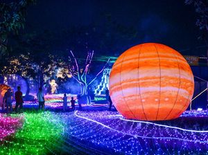 Wahana Galactic Glow di Bandung Ramai Dikunjungi Wisatawan Selama Libur Idul Adha