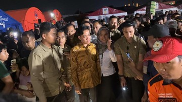Gibran Temui Pengungsi Korban Kebakaran Penjaringan, Bagikan Susu-Mainan Anak