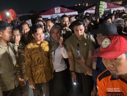 Gibran Temui Pengungsi Korban Kebakaran Penjaringan, Bagikan Susu-Mainan Anak