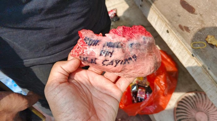 Warga Kota Tangerang Selatan dibentuk gempar dengan penemuan pecahan paru sapi kurban yang bertuliskan nama seseorang. (dok Istimewa)