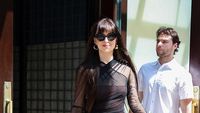 Gaya Seksi Dakota Johnson Pakai Revenge Dress Usai Putus dari Chris Martin