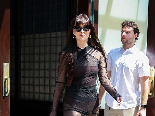 Gaya Seksi Dakota Johnson Pakai Revenge Dress Usai Putus dari Chris Martin