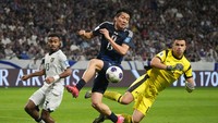 Kemudian Garuda digilas 0-6 oleh Jepang pada Juni lalu di Osaka. Hasil yang tak lagi menentukan karena Indonesia sudah lolos ke ronde empat, namun tetap menyisakan sorotan karena skor yang mencolok. Foto: Getty Images/Koji Watanabe