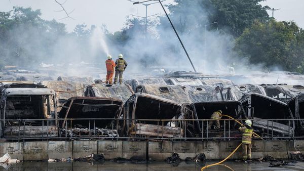 50 Bus TransJakarta Bekas Hangus Terbakar di Terminal Rawa Buaya
