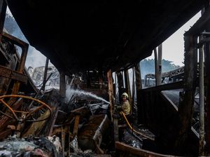 Saksi Dengar Ledakan Saat Bus Bekas TransJ di Rawa Buaya Terbakar