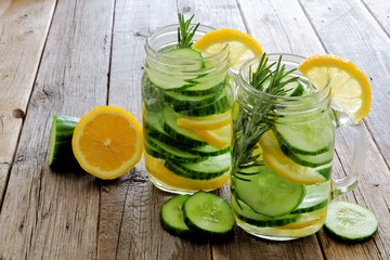 5 Manfaat Minum Air Lemon Mentimun Saat Perut Kosong di Pagi Hari