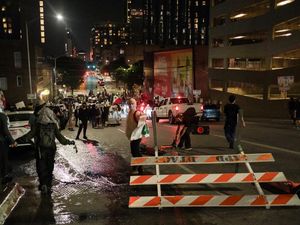 Video: Los Angeles Terapkan Jam Malam untuk Kurangi Penjarahan-Vandalisme Video: Los Angeles Terapkan Jam Malam untuk Kurangi Penjarahan-Vandalisme