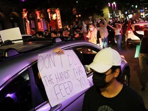 Aksi Solidaritas Meluas, Warga Austin Turun ke Jalan Tolak Operasi Imigrasi Federal