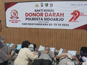 Ratusan Orang Donorkan Darah Sambut Hari Bhayangkara ke-79 di Sidoarjo