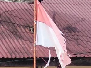 Miris! Bendera Merah Putih Lusuh dan Robek Berkibar di Kantor Lurah Belalau I Miris! Bendera Merah Putih Lusuh dan Robek Berkibar di Kantor Lurah Belalau I