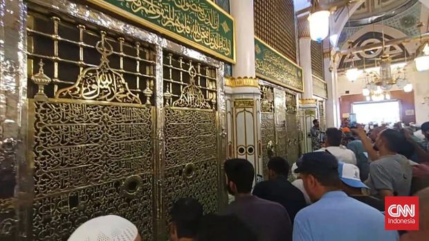 Masjid Nabawi adalah salah satu masjid paling suci dalam Islam setelah Masjidil Haram di Makkah. Terletak di Madinah, Arab Saudi, masjid ini memiliki nilai sejarah luar biasa dan menjadi tempat paling suci kedua bagi umat Islam. (CNN Indonesia/Safir Makki)