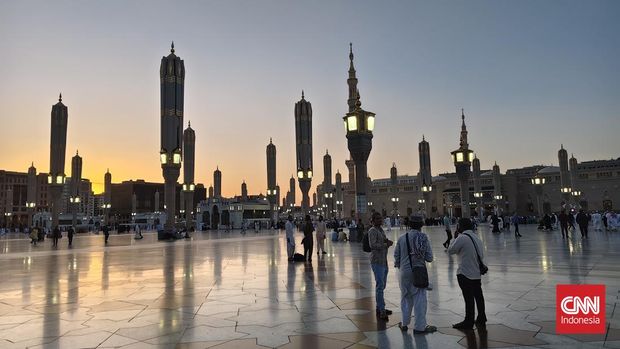 Masjid Nabawi adalah salah satu masjid paling suci dalam Islam setelah Masjidil Haram di Makkah. Terletak di Madinah, Arab Saudi, masjid ini memiliki nilai sejarah luar biasa dan menjadi tempat paling suci kedua bagi umat Islam. (CNN Indonesia/Safir Makki)