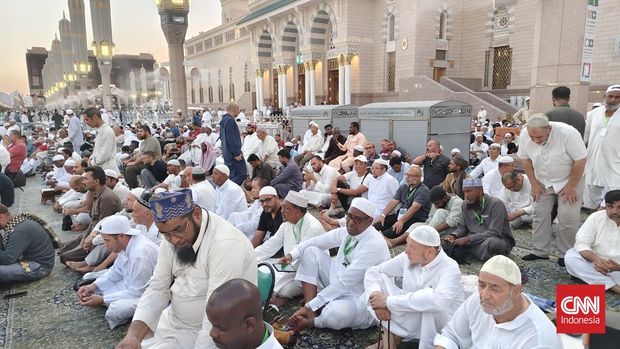 Masjid Nabawi adalah salah satu masjid paling suci dalam Islam setelah Masjidil Haram di Makkah. Terletak di Madinah, Arab Saudi, masjid ini memiliki nilai sejarah luar biasa dan menjadi tempat paling suci kedua bagi umat Islam. (CNN Indonesia/Safir Makki)