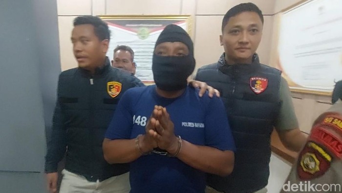 Budi di saat digendang petugas ke aula Mapolres Kendal, Selasa (10/5/2025). Budi di saat digendang petugas ke aula Mapolres Kendal, Selasa (10/5/2025).