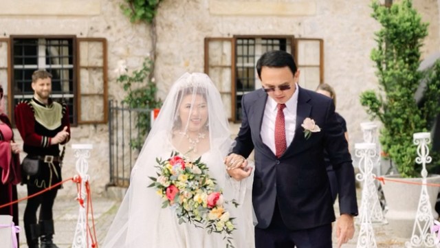 Berita Viral Selebriti dari InsertLive : Sosok Fifi Lety, Adik Ahok yang Resmi Menikah di Usia 56 Tahun