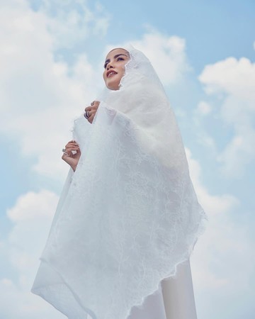 Olla Ramlan Tampil Anggun Saat Salat Idul Adha, Gaya Hijab Jadi Sorotan