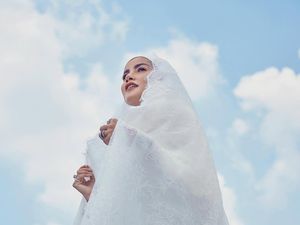 Olla Ramlan Tampil Anggun Saat Salat Idul Adha, Gaya Hijab Jadi Sorotan Olla Ramlan Tampil Anggun Saat Salat Idul Adha, Gaya Hijab Jadi Sorotan