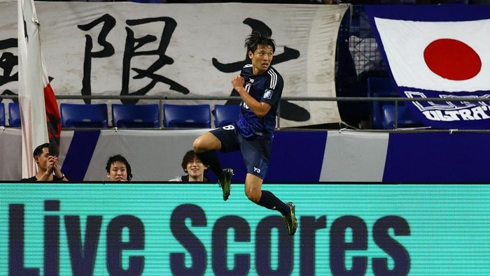 Gol Jepang Berlanjut, Indonesia Tertinggal 6-0 Timnas Jepang kembali membobol gawang Timnas Indonesia. Samurai Biru kini sudah mencetak setengah lusin gol alias enam gol ke gawang Garuda. Pertandingan berlangsung di Suita City Stadium, Selasa (10/6/2025).