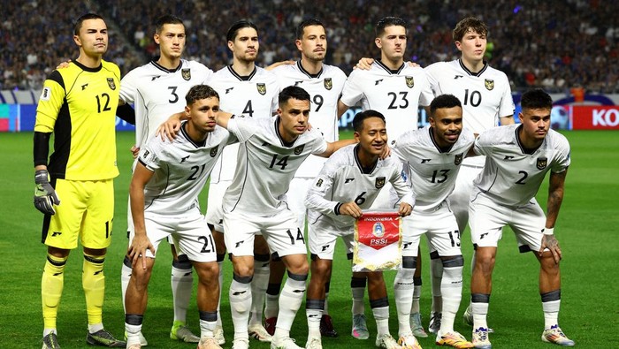 Jalan 19 Menit, Jepang Langsung Gaspol 2-0 Soccer Football - World Cup - AFC Qualifiers - Group C - Japan v Indonesia - Suita City Stadium, Suita, Japan - June 10, 2025 Japan players pose for a team group photo before the match REUTERS/Issei Kato