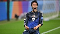 Jepang menggandakan keunggulan empat menit berselang. Takefusa Kubo sukses menjaringkan bola setelah melakukan aksi individu gemilang. Wasit sempat mengecek VAR, tapi gol Kubo tetap sah. Getty Images/Kenta Harada  