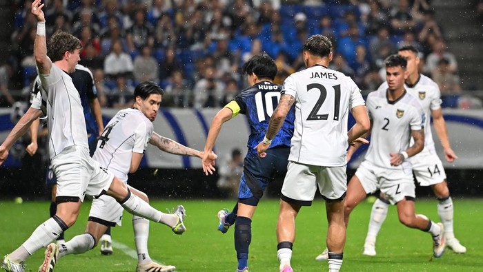 Jepang, Indonesia, SUITA, JAPAN - JUNE 10: Takefusa Kubo of Japan (C) scores the teams second goal during the FIFA World Cup Asian Third Qualifier Group C match between Japan and Indonesia at Panasonic Stadium Suita on June 10, 2025 in Suita, Osaka, Japan. (Photo by Kenta Harada/Getty Images)