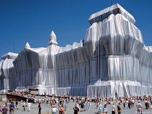 Jerman Rayakan Raibnya Gedung Parlemen yang Terselubung Kain Perak