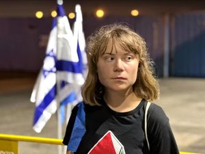 Video Ditangkap, Greta Thunberg Diperlakukan Seperti Binatang oleh Israel Video Ditangkap, Greta Thunberg Diperlakukan Seperti Binatang oleh Israel