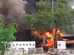 Kebakaran Besar di Pool Bus Bekas Jakbar Dipicu Percikan Api Las